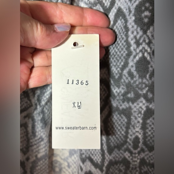 Cotton sweater, long sleeve with grey and cream Aztec or stone print. - Picture 2 of 7